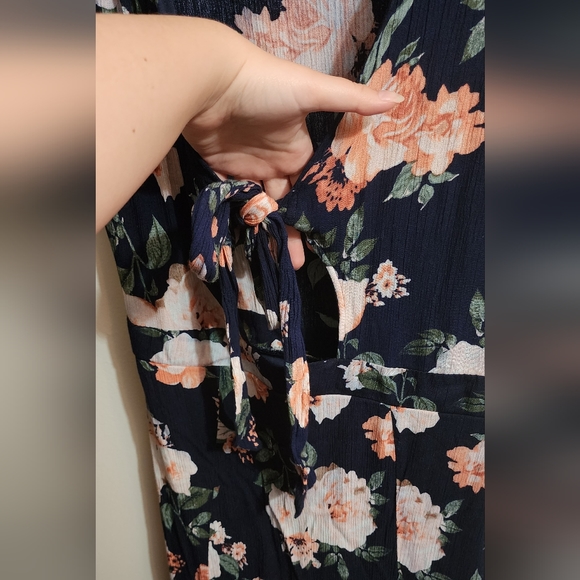 ** DONATED ** Floral Summer Dress w/ 2 side slits & peekaboo tie - Picture 6 of 6